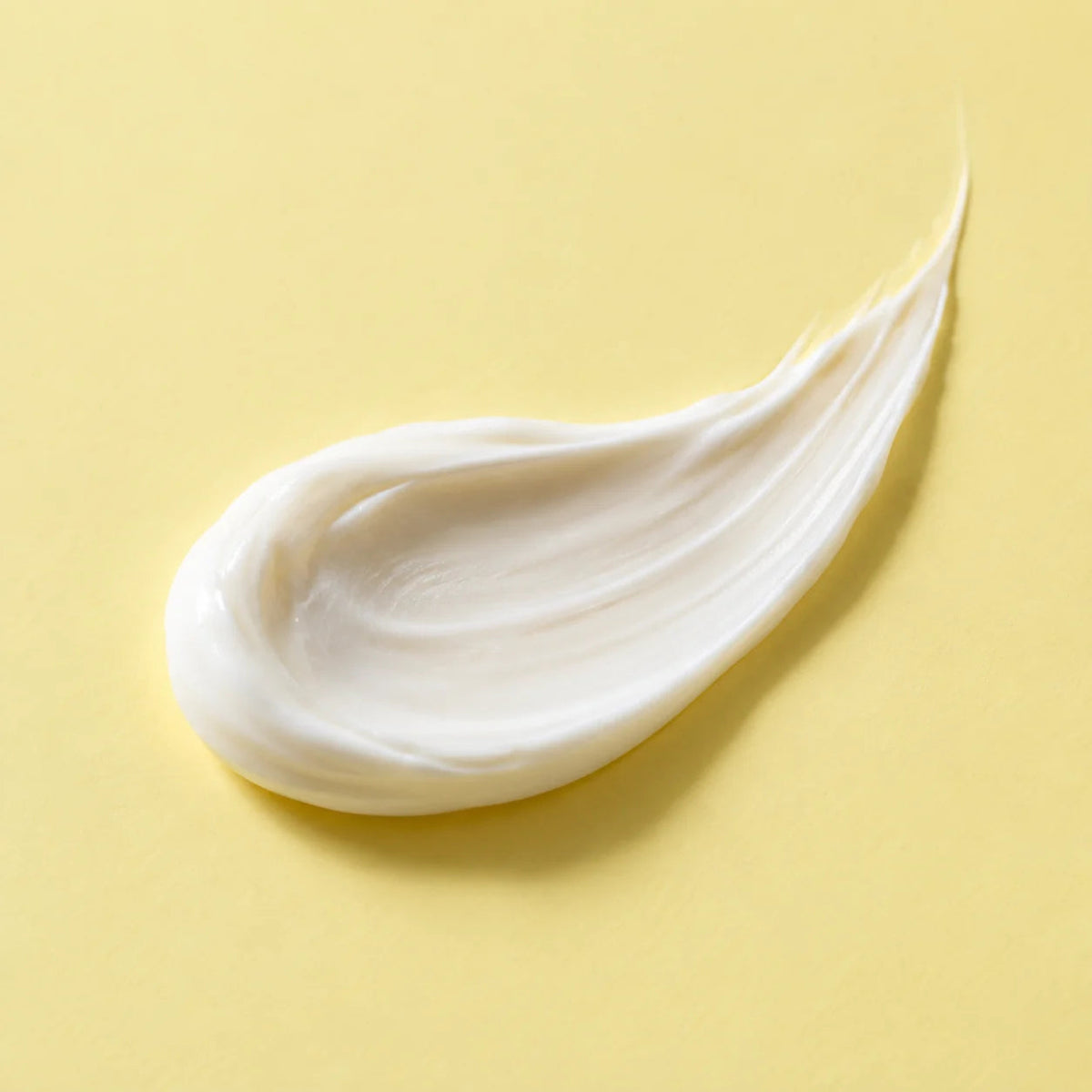 Een toef witte crème met zichtbare zachte textuur
