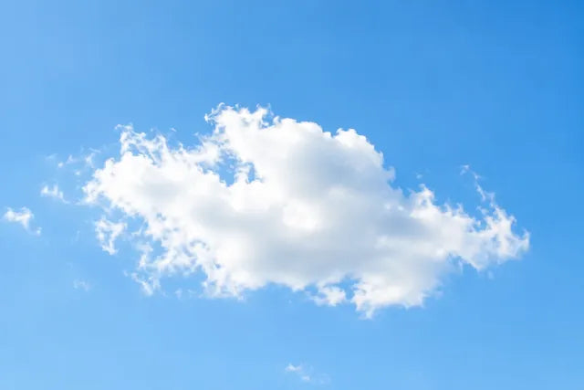 Heldere blauwe lucht met zachte witte wolken